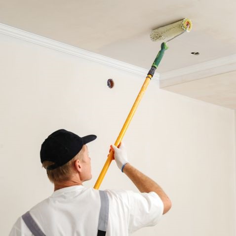 Trükkök a hibamentes mennyezet festéshez